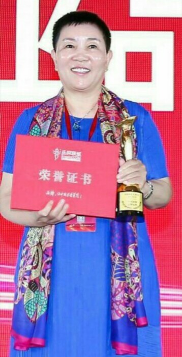张利萍获授2018中国商业品牌女性奖