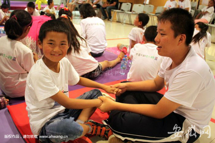 2014年8月31日刁兴宇与结对的孩子在互动。(中国文明网l图片)