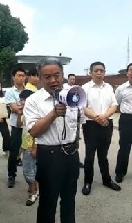 阜南县委书记回应接访走红：借钱也要建学校 抓教育
