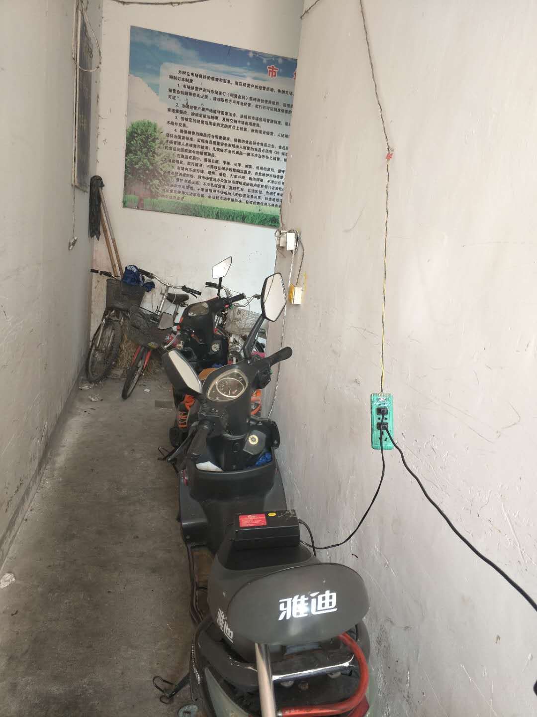安庆:电动车楼道口充电隐患大