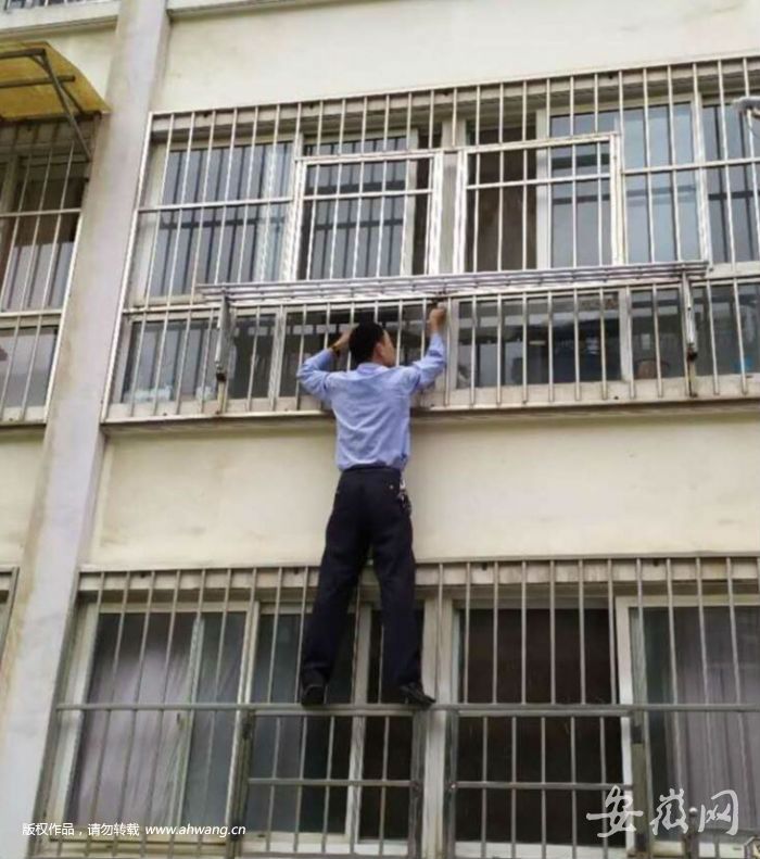 淮南70岁老人家中摔伤 民警爬楼翻窗入户施救
