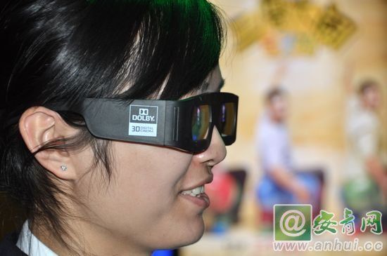 市民正在体验3d眼镜